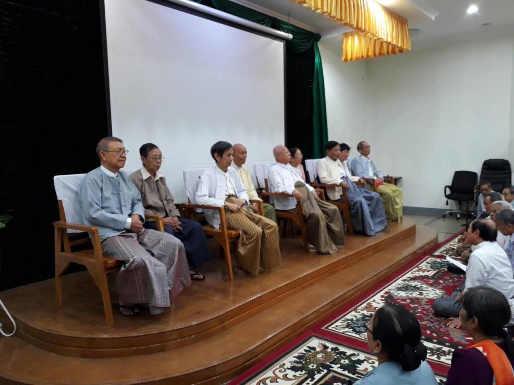 This image has an empty alt attribute; its file name is ee-sayas-2.jpg